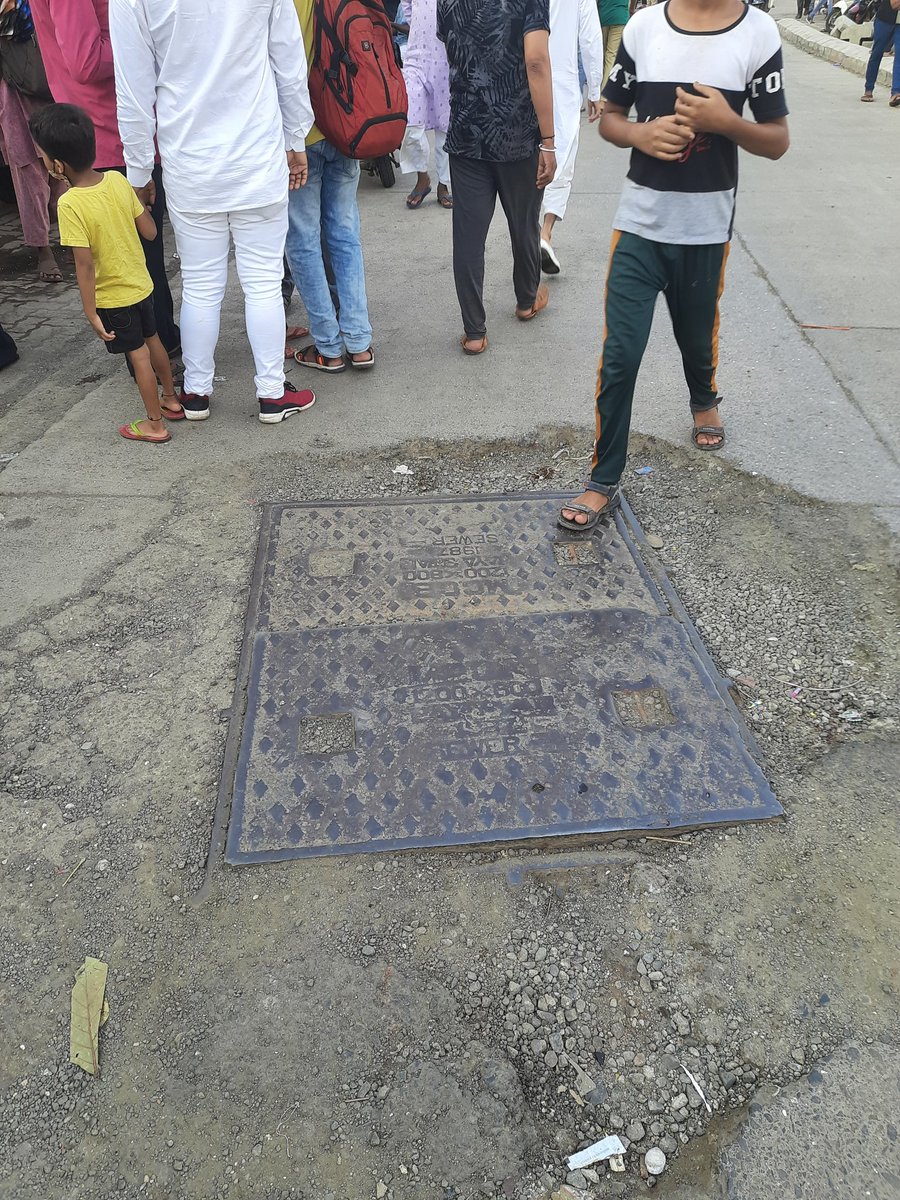 ataulkhan09's tweet photo. Big Pothole At 90 Feet Road Dharavi Near Sansar Hotel. I Request @mybmcWardGN @DighavkarKiran 
@CitizensDharavi @RedboysF 
#DharaviKiAwaz
#AtaulSocialWorker https://t.co/6tpOzB9ZuH