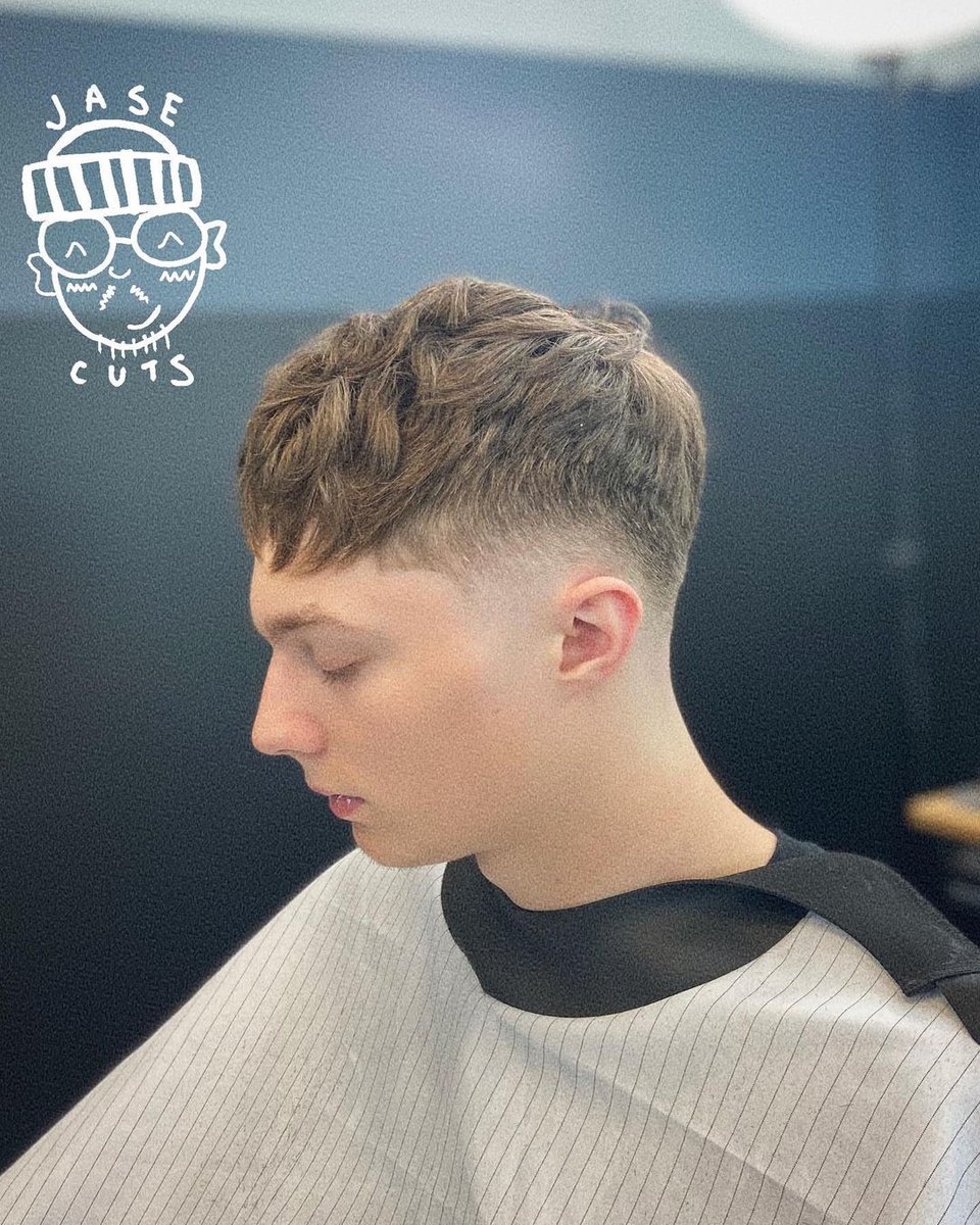 Just like @jasecuts we love the way the Neocape helps makes this clean cut pop more. 
.
.
.
#barbershop #barbershopconnect 
#showcasebarbers 
#barberlove #hairstyle #style #menshair #barberhub #hairstylist #barberworld #barbergowns #barbercapes