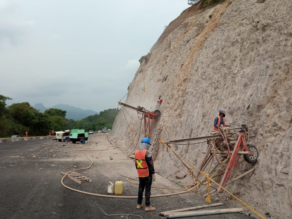 GrupoCTMX's tweet photo. Te compartimos imágenes del proceso de estabilización de taludes en la obra La Pera. 
.
.
.
.
Si te interesa aprender más sobre el tipo de trabajo que hacemos, visita nuestra página web: https://t.co/8r4xkhqnyT

#GrupoCT #LaPera #Morelos #ingenieria https://t.co/s6maq9PVPO