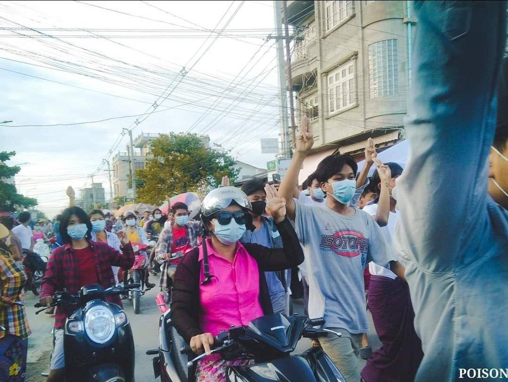 Chan45704011's tweet photo. Coalition Strike of Mandalay Alliance Strike still continued marching strong against military dictatorship despite Junta’s brutal oppression. #UnfetteredAccessForAids #June16Coup #WhatsHappeningInMyanmar  https://t.co/Ni24qmPE9D