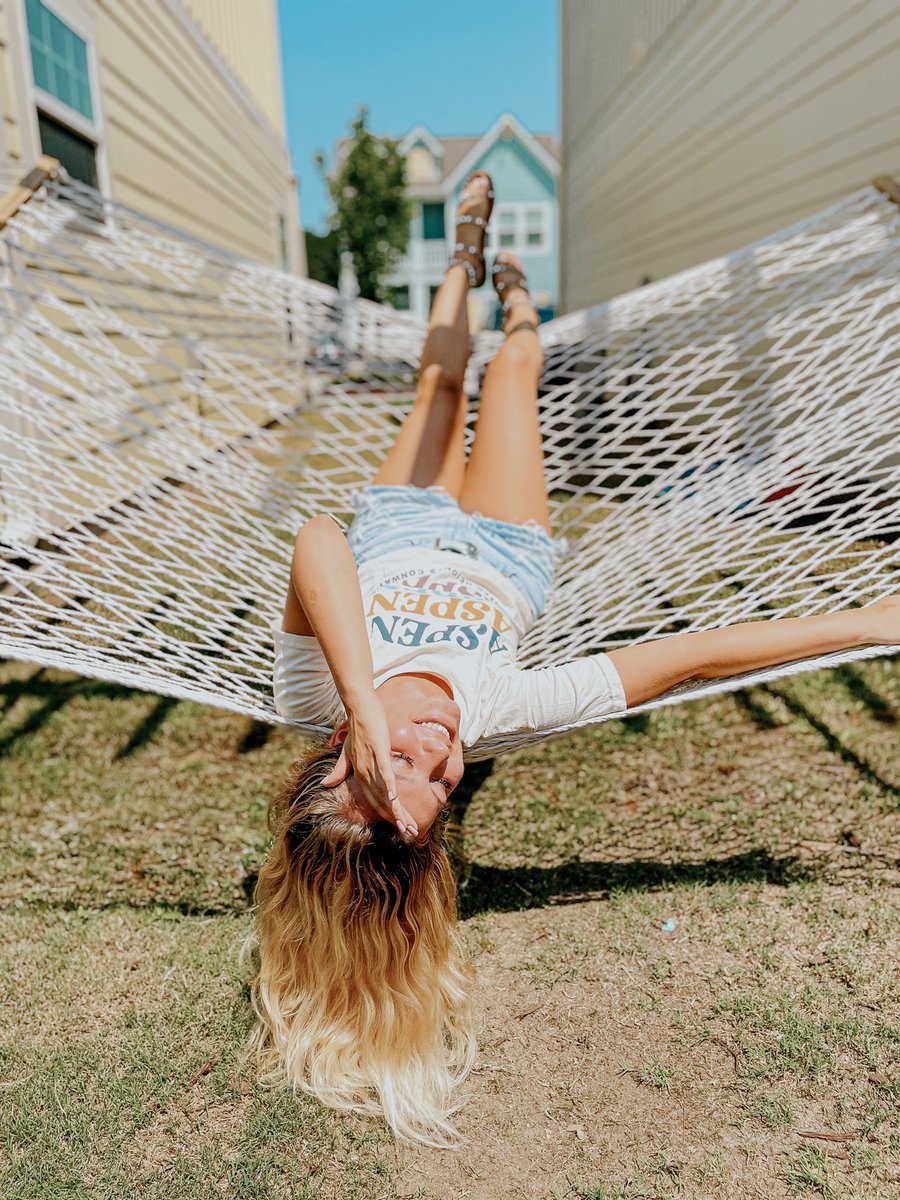 Sit back and relax knowing you’re living at Aspen for the Fall! 
•
•
Still need fall housing? We have limited spots available so call the office or DM us to schedule your tour and sign today 🖊