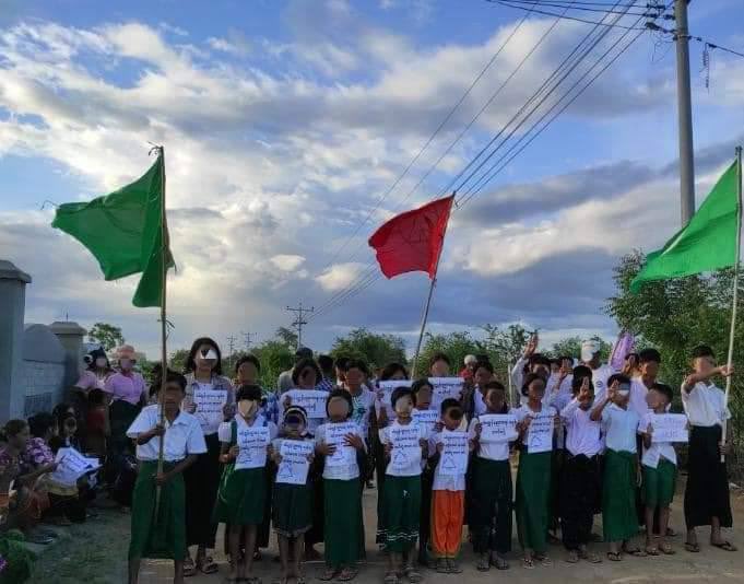 YuYuKhine15's tweet photo. @POTUS
@cnni
Basic Education Strike Committee and civillians gathered in northern part of Myaing to protest against the military dictatorship and its slavery education this evening. #UnfetteredAccessForAids #June15Coup #WhatsHappeningInMyanmar https://t.co/DCaqudcHUu