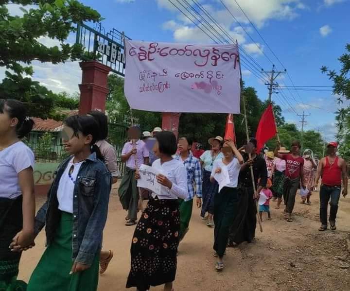 YuYuKhine15's tweet photo. @POTUS
@cnni
Basic Education Strike Committee and civillians gathered in northern part of Myaing to protest against the military dictatorship and its slavery education this evening. #UnfetteredAccessForAids #June15Coup #WhatsHappeningInMyanmar https://t.co/DCaqudcHUu