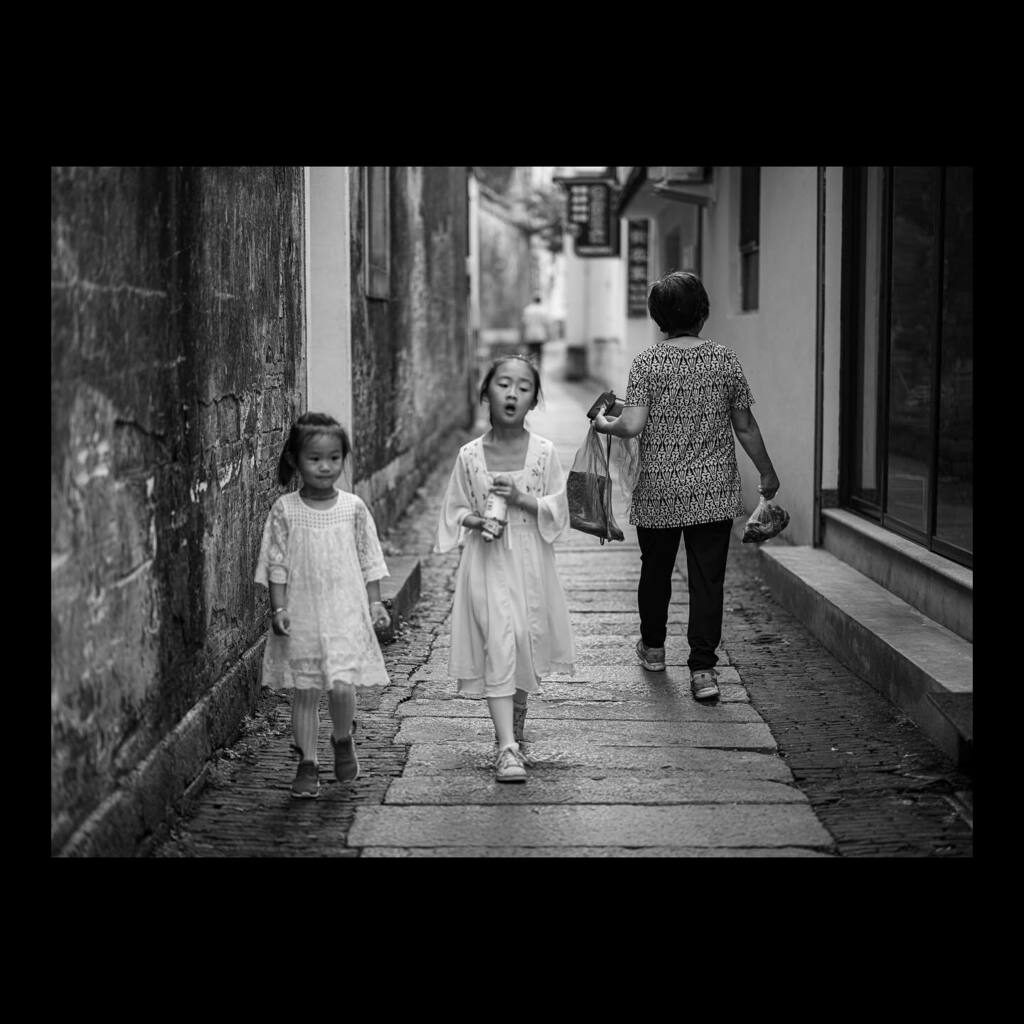 Childhood. 
•
#life_is_street 
#blackandwhitephotography
•
•
#streetphotography_pt #ttl_collective #myspc #streetphoto_portugal #eyeshotmagazine #sharing_streets #photography #photoobserve #friendsinprofile #phonegraphitaly #timeless_streets #friends… instagr.am/p/CQJaZbwH8hR/