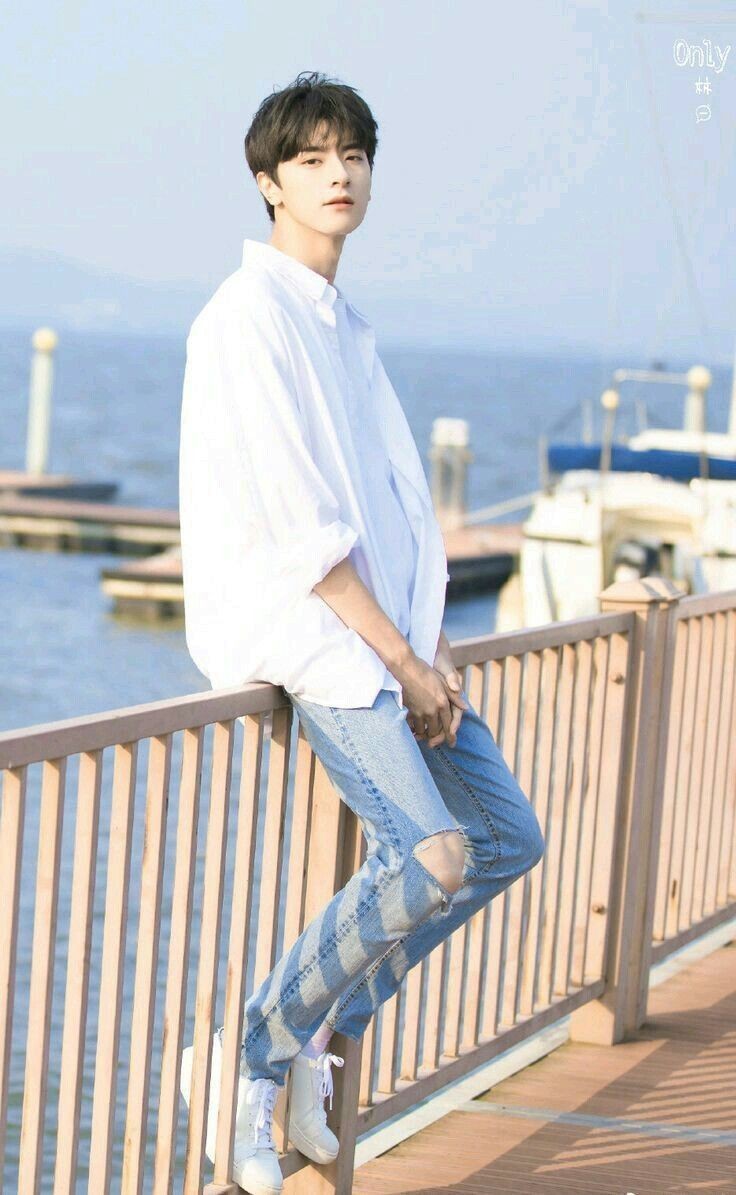songriver10's tweet photo. ชุดขาวเซ็ตนี้คือดีมากกกกกก ทำไมน้องหล่อได้ขนาดนี้ ไม่เคยเห็นใครที่หล่อ ดูดีได้ทุกมุมขนาดนี้ #หลินอี #linyi https://t.co/MmgDO8Mocy
