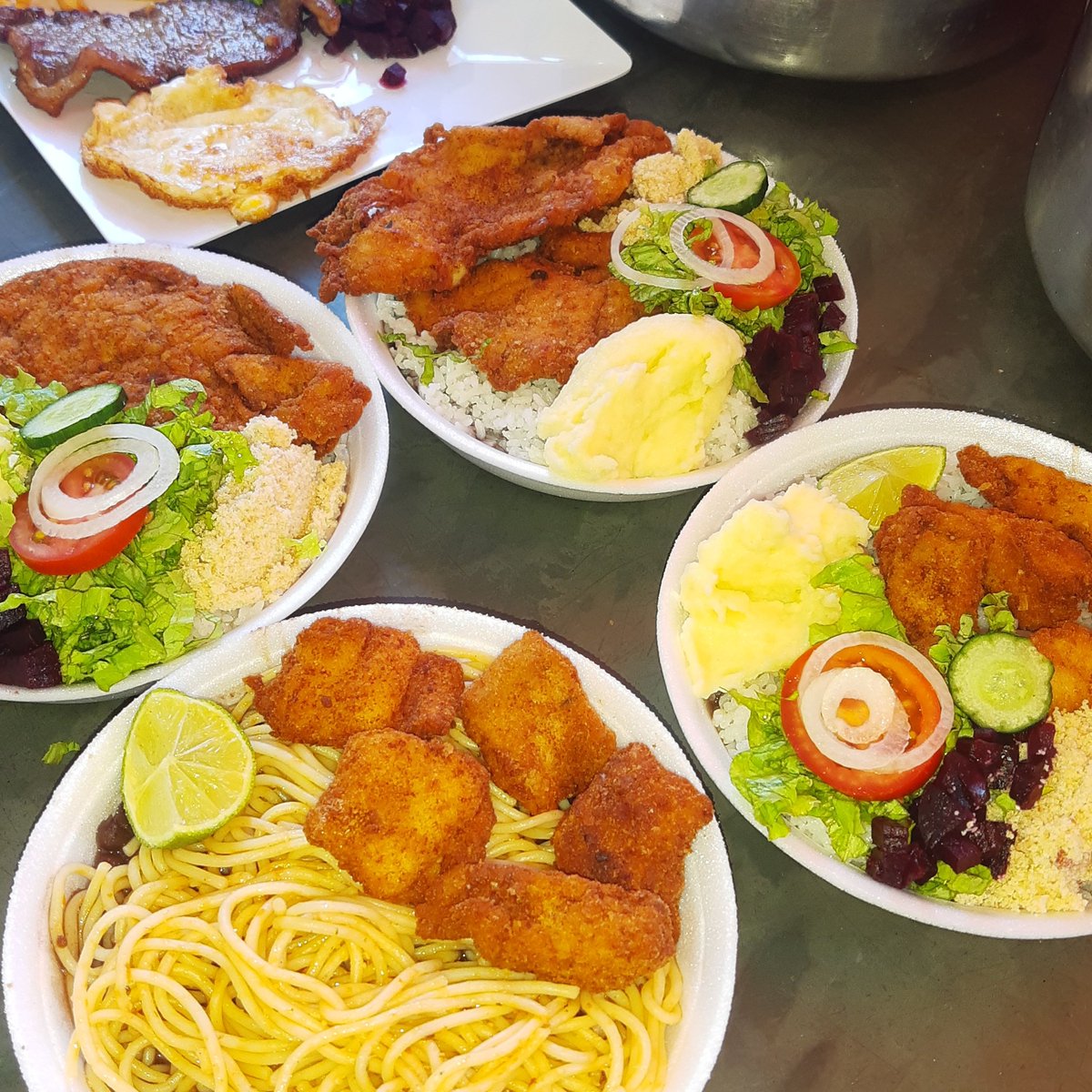 Temos quentinhas Aparti de 10,00 😋😋😋😋😋