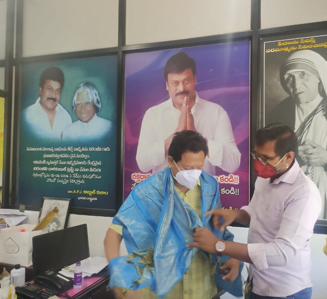 jsrfoundations's tweet photo. ఈరోజు మా ఆత్మీయులు , గురు సమానులైన అఖిల భారత చిరంజీవి యువత అధ్యక్షులు శ్రీ రవణం స్వామినాయుడు  @swaminaidu_r  గారి పుట్టినరోజు సందర్భంగా చిరంజీవి బ్లడ్ బ్యాంక్ వద్ద కలిసి  పుట్టినరోజు శుభాకాంక్షలు తెలియజేశాము. మా అభిమానాన్ని వ్యక్త పరచడానికి చిరు సత్కారం చేసాము🙏
@PawanKalyan https://t.co/naeeDAfEkl