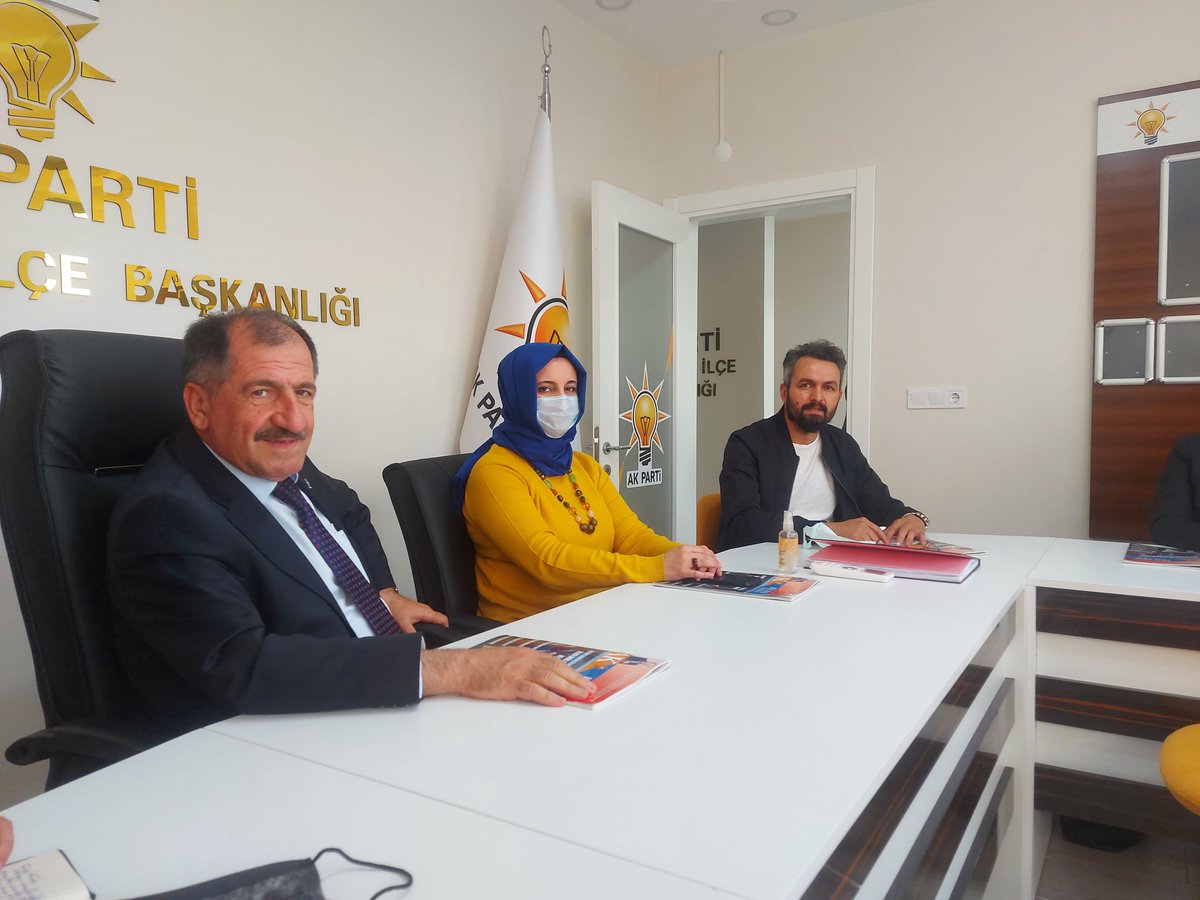 İlçe başkanımız Fettan ENGİN, il koordinatörümüz Köksal KARAHASAN, Kadın kolları başkanımız Dilek AYDIN'ın katılımı ile yönetim kurulu toplantımızı gerçekleştirdik hayırlara vesile olması dileğiyle