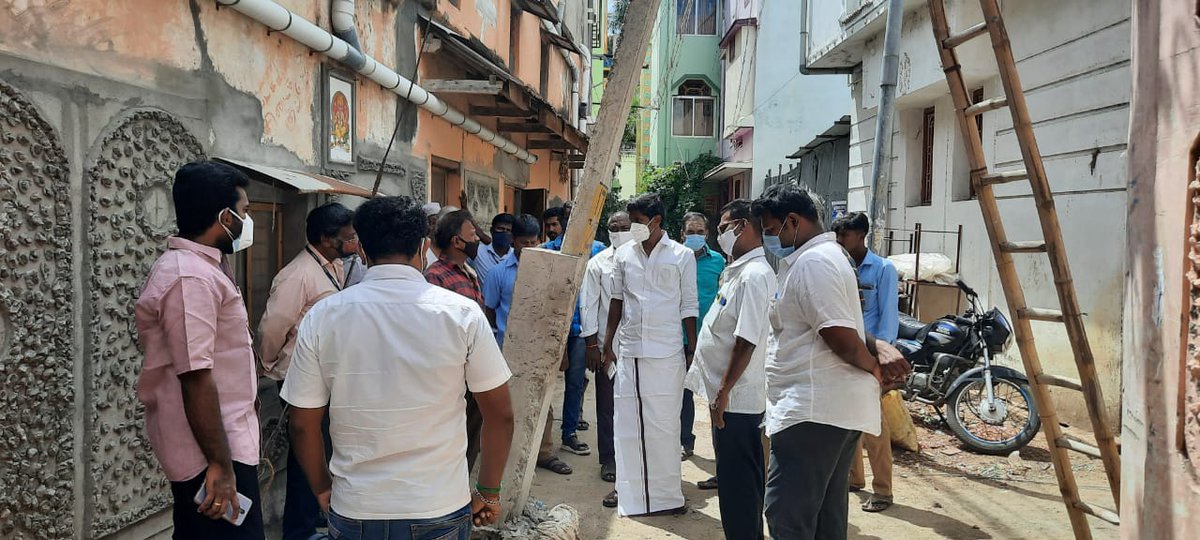jeevaBScBL31's tweet photo. இன்று #பரமக்குடி 17 வது வார்டு பகுதியில் தெரு விளக்கு சரிசெய்ய ஆய்வு செய்தபோது.
@kvmuthuramaling 
@Udhaystalin
#பரமக்குடி_வடக்கு_நகர்_திமுக 🖤❤ https://t.co/97FjwvRcLm