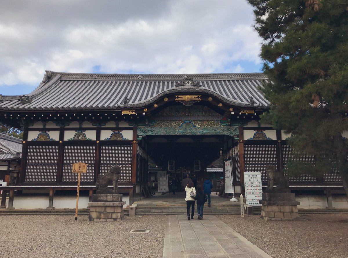 御香宮神社(京都市伏見区)
社格は府社
神功皇后を主祭神とし、応神天皇、仲哀天皇、ほか6柱の神を祀る
境内に良い香りの水が湧き出し、その水を飲むと病が治ったので、清和天皇から「御香宮」の名を賜ったとされる
豊臣秀吉は伏見城の鬼門守護として城内に移したが、徳川家康が元の場所に戻した 