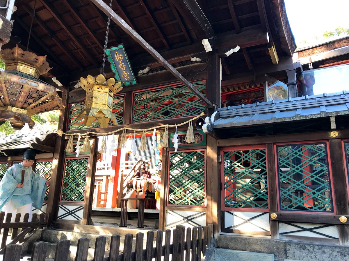 御香宮神社(京都市伏見区)
社格は府社
神功皇后を主祭神とし、応神天皇、仲哀天皇、ほか6柱の神を祀る
境内に良い香りの水が湧き出し、その水を飲むと病が治ったので、清和天皇から「御香宮」の名を賜ったとされる
豊臣秀吉は伏見城の鬼門守護として城内に移したが、徳川家康が元の場所に戻した 