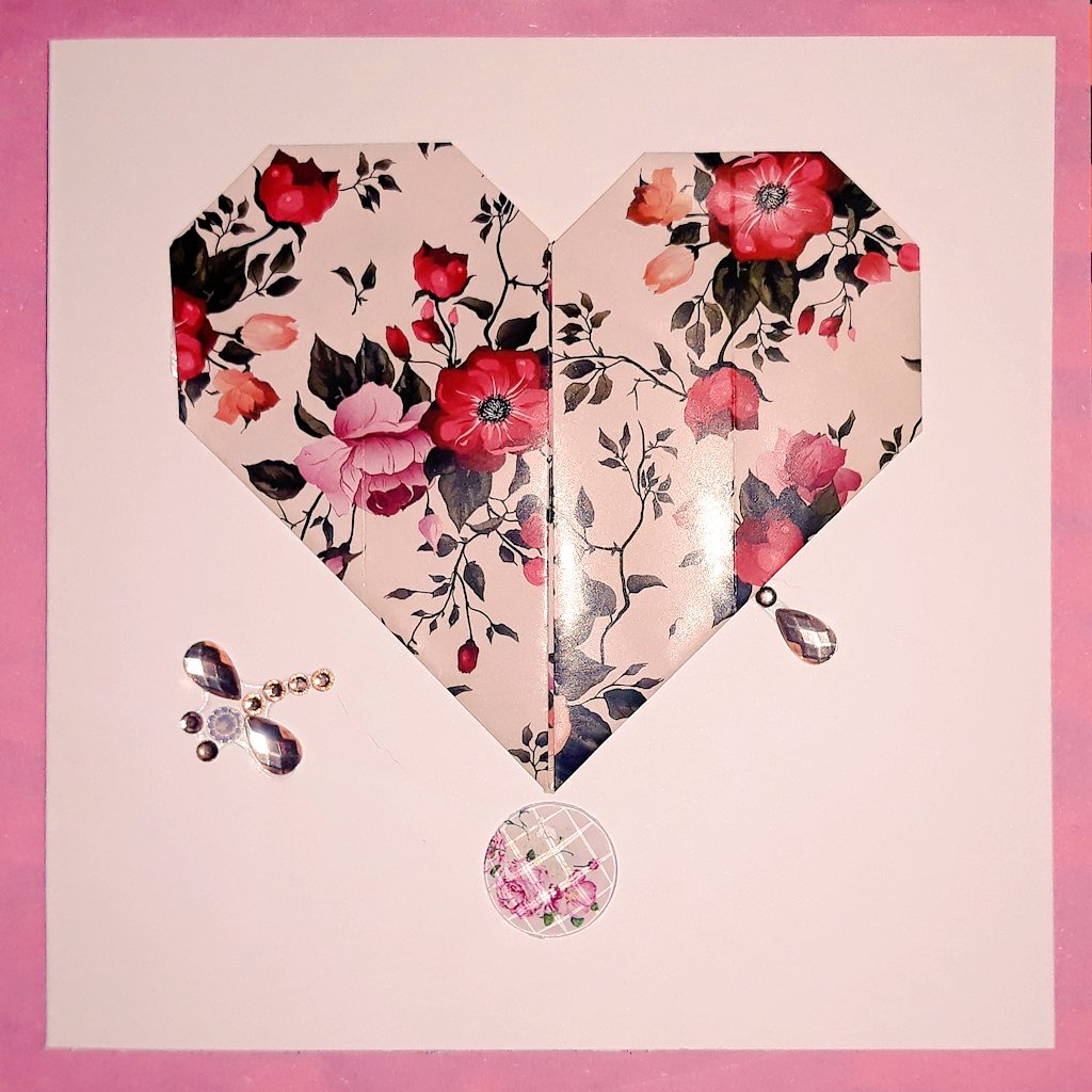 erbradfield's tweet photo. Having been inspired to start #origami in January by watching @DrLizzieBurns amazing videos, it's so exciting to have the opportunity to find out more through #CreativeEvaluation of @uclh #CreativeComfort programme supporting NHS staff wellbeing, including #OrigamiClub 🌸 https://t.co/momdGP08cn