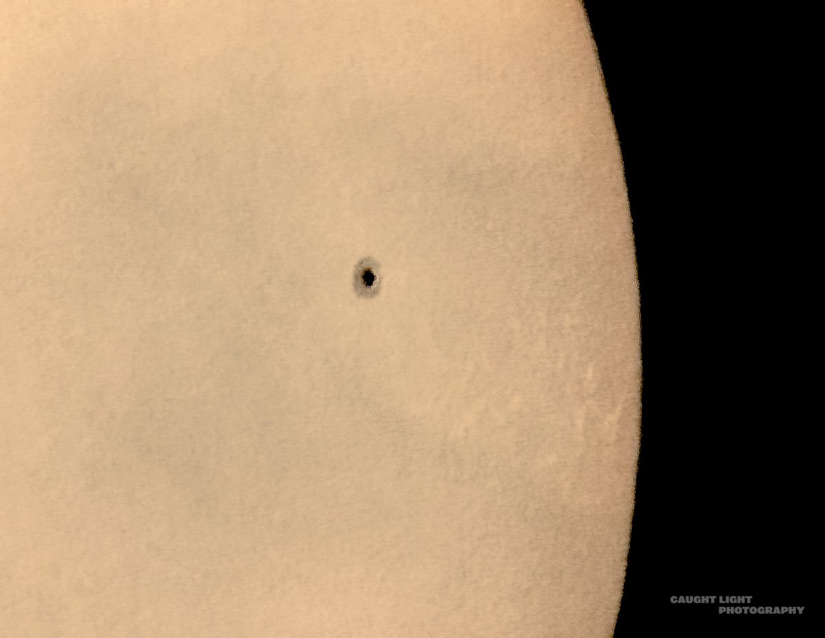 caughtlight's tweet photo. Sunspot on the face of the sun today.
For reference, the Earth could fit inside it.
#Solar #CCDCamera #Astro #Learning #PreparingForUse #LearningSettings #Interest #SunFilter #DoNotLookAtTheSun #UseASolarFilter https://t.co/idg5GY8okf