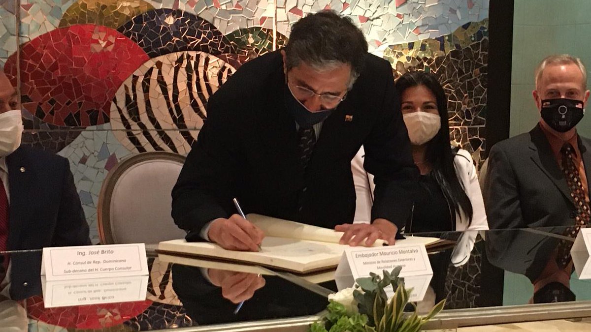 #DiplomaciaDelEncuentro también en Guayaquil. Ayer tuvimos una fructífera reunión con el Cuerpo Consular acreditado en esta jurisdicción, conocimos la actividad de los representantes de países amigos y la relación dinámica que mantiene esta ciudad con la comunidad internacional