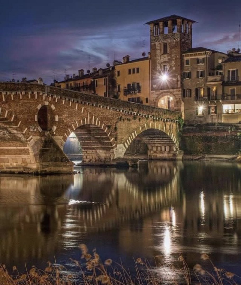 La magia delle sere d’estate veronesi passa anche per #PontePietra (Pons Lapideus) chiamato così per sottolinearne la differenza con il fragile ponte in legno che lo precedeva, il quale doveva essere ricostruito regolarmente dopo ognuna delle frequenti piene dell'Adige. #15giugno