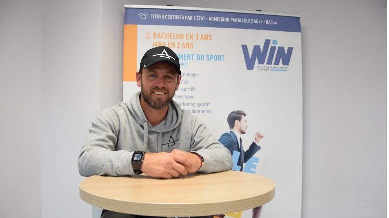 WINSportSchool's tweet photo. Ancien #footballeur international français, Steve Savidan est intervenu pour des cours et séances de #coaching auprès des étudiants de WIN Caen.⚽️
Un riche moment de partage pour nos étudiants !
Découvrez son témoignage vidéo : https://t.co/DL5PQjBqbD https://t.co/BkSiYMuJ4k
