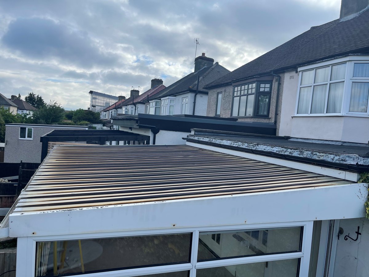 Today's #CPAInstallationOfTheMonth submission is from <a href="/2Hot2ColdUK/">2Hot2Cold</a> with this installation. They stripped the polycarbonate on this lean-to conservatory and replaced it with a fully insulated fibreglass roof. 
Lovely job!😀