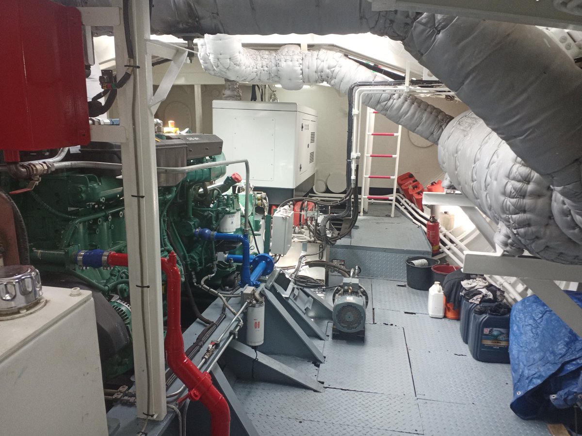SimonSailing's tweet photo. Mijn speelgoed voor de komende tijd. Oude blusboot, maar ze ziet er nog fantastisch uit. #waal #ploegboot #bagger #wegenwaterbouw https://t.co/LbujmyAQL4