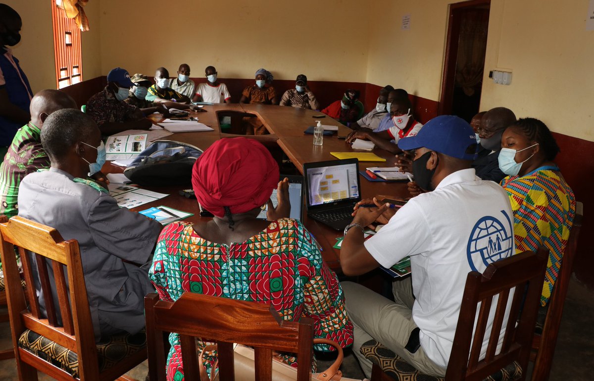 asadio14's tweet photo. Suite, ce 15/06/21, de la Réactivation des #PCUSS ds la préfecture de #Nzérékoré, avec l'appui de #OIMguinee.
3e étape, la S/P de #Yalenzou.
Objectif: renforcer la collaboration multisectorielle au niveau des communautés pr la Riposte contre la #MVE...
#Ebolaresponse #CERF https://t.co/KtFtU38KlA