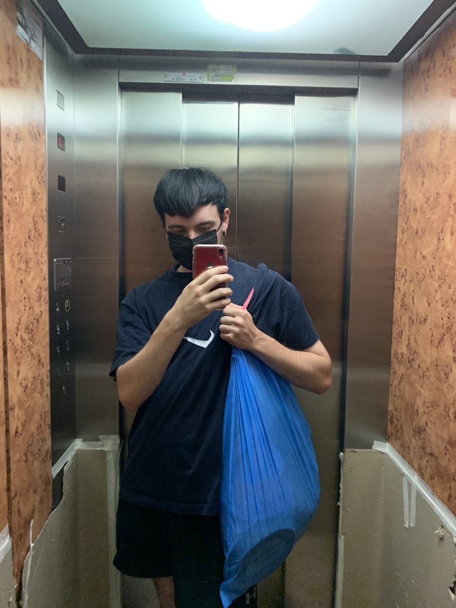 soygiogio's tweet photo. people with totebags be like: https://t.co/EUlJKMUjT7