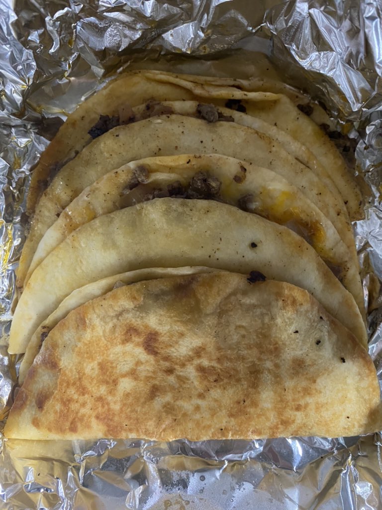 ryanmauckmd's tweet photo. Made tacos for the Parkland team today. Ground bison, carmelized onions, torchyโs queso. Also some black bean and queso tacos for @andrefim7. @torchystacos @gold_uro
๐ช๐ฎ๐ฅ#tacotuesday #bestresidents #takecareofyourteam
@UTSWUrology @Parkland https://t.co/jsuEVoSk14