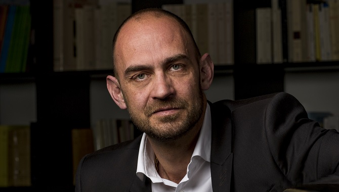 Pierre Bréchard, directeur général de Mona Lisa , a annoncé ce matin le changement de nom du groupe qui devient Noemys avec ses 27 hôtels et résidences de tourisme. Le groupe entend doubler son chiffre d'affaires en 5 ans en passant à une quarantaine d'établissements.