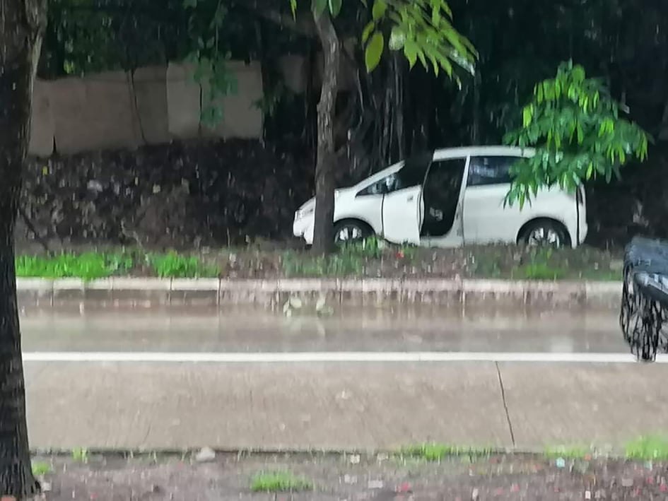 RvlBurma2's tweet photo. In the afternoon, Yangon Division,#Insein Township The bomber struck shortly in front of a car parked in front of #Bogone Market.
The bomber struck shortly after noon in front of a police station.(#Myanmar security forces).
#WhatsHappeninglnMyanmar
#June15Coup https://t.co/nYtY5f6utj