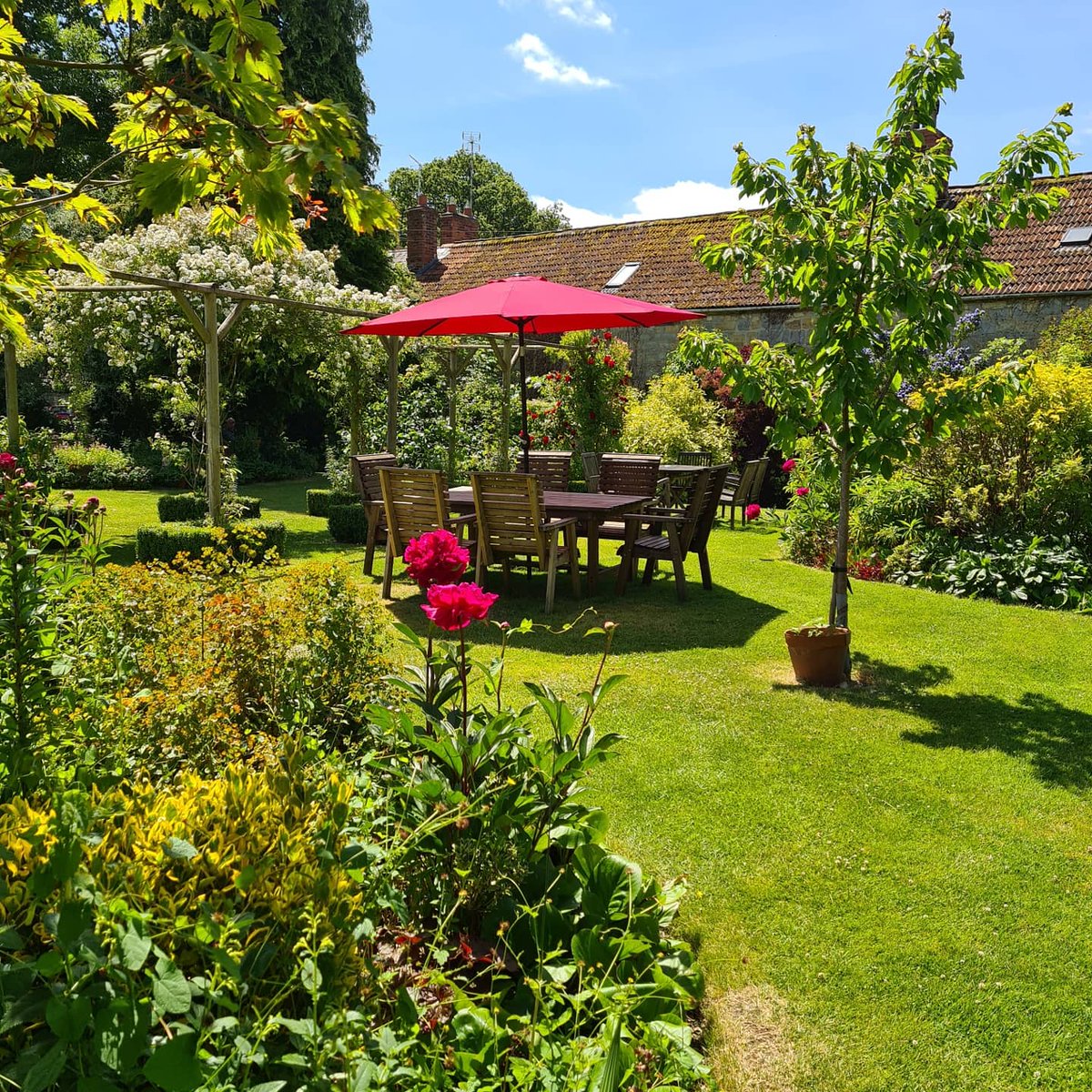 Why not come and enjoy a drink or two on this gorgeous day! Our Gardens are looking stunning! 

#hatchbeauchamp #farthingshotel #countryhousehotel  #taunton #beergarden #flowers #alfresco #hotel #bar #somerset #sunnyday