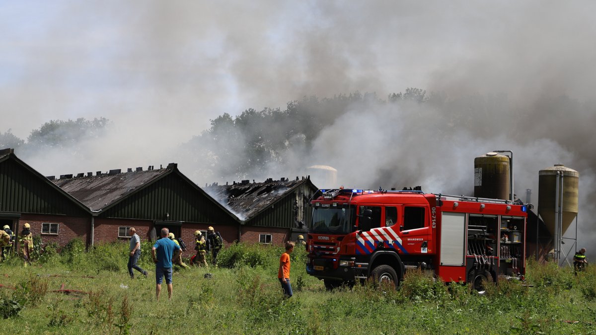 Grote brand op boerderij in Elspeet, brandweer probeert vee te redden..