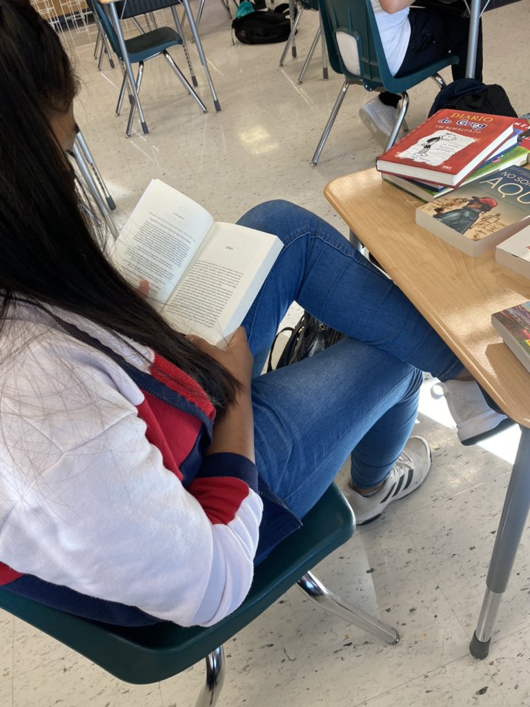 karlapfu's tweet photo. Homeroom💜
•
First-language reading absolutely promotes second-language acquisition. 
#MLLs #ESL #Spanish #Reading
#YoNoSoyTuPerfectaHijaMexicana https://t.co/W6jh43UFHd