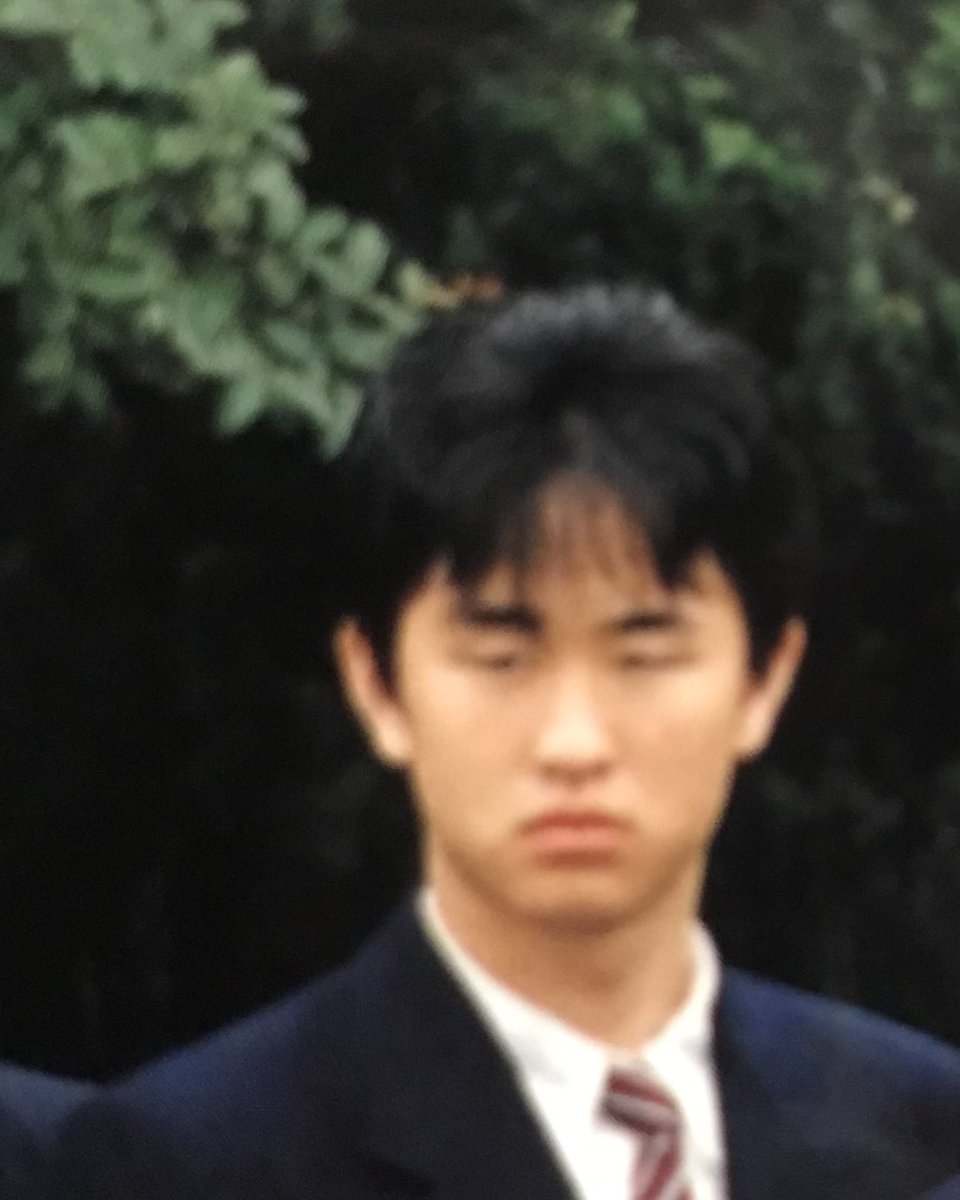 四宮豪 今月の誕生日のtwitterで 高校時代のクラスメートが見つけてくれて 数年ぶりに連絡が取れた 嬉しくなって押し入れから引っ張り出してみると 古いアルバムの中に隠れて思い出がいっぱい でもないか わしゃ毎日こんな眠そうな顔してたんか