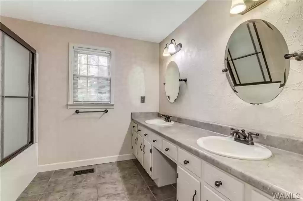 AndrewJBoneRE's tweet photo. Who do you know looking? A great rental house #Tuscaloosa #Alabama 3-4BR/2BA, hardwood floors, huge backyard, centrally located! Another terrific year-round property or your #gameday house 205-531-5577 #ajbreg Time to move! Referrals always welcomed! https://t.co/iVM6VkZ0lg