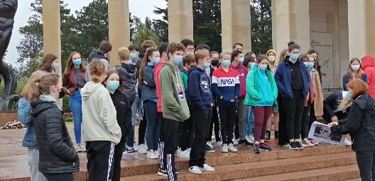 MurStjo's tweet photo. Sortie à Caen pour les élèves de 3e. Au programme, visite du Mémorial, Omaha Beach, Cimetière américain et cimetière allemand de la Cambe. https://t.co/WJjEF2aSVp