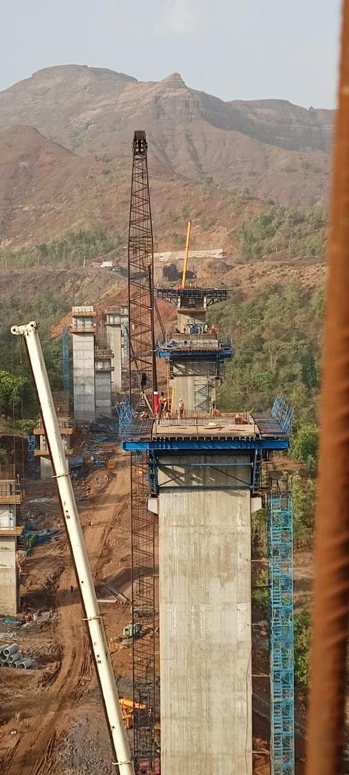Sahilinfra2's tweet photo. #samruddhimahamarg
Mumbai Nagpur expressway
Holy shit !!!!!thats tall.
56.8m is the tallest pier(tallest in MH) on this 1195m balanced cantilever viaduct as one exits from 7.7 kms tunnel at kasara.
The 2 pics are taken 20 days apart
PC:Gopal Nayek https://t.co/ForLTaxAX8