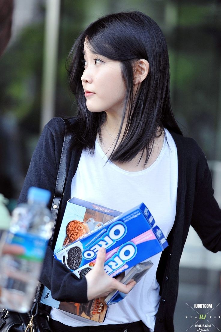 IU_admirer_'s tweet photo. She holding cookies closer then her cell phone.. priorities😎😎😎😎😎 https://t.co/v04sfP4UEW