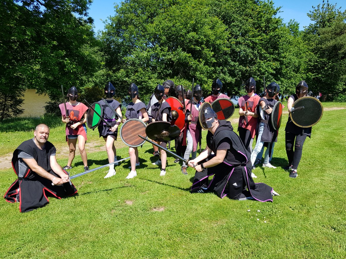 MurStjo's tweet photo. Sortie des 4es à Brocéliande: au programme visite guidée de la forêt en anglais, tournoi de chevaliers et visite de la Porte des Secrets. Tout cela sous un ciel radieux! https://t.co/XM18vhr27F
