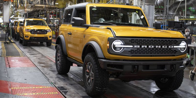 RoadandTrack's tweet photo. Production of the 2021 Ford Bronco has finally begun. https://t.co/NSBZ5qSgnZ https://t.co/3u4jnupFx2