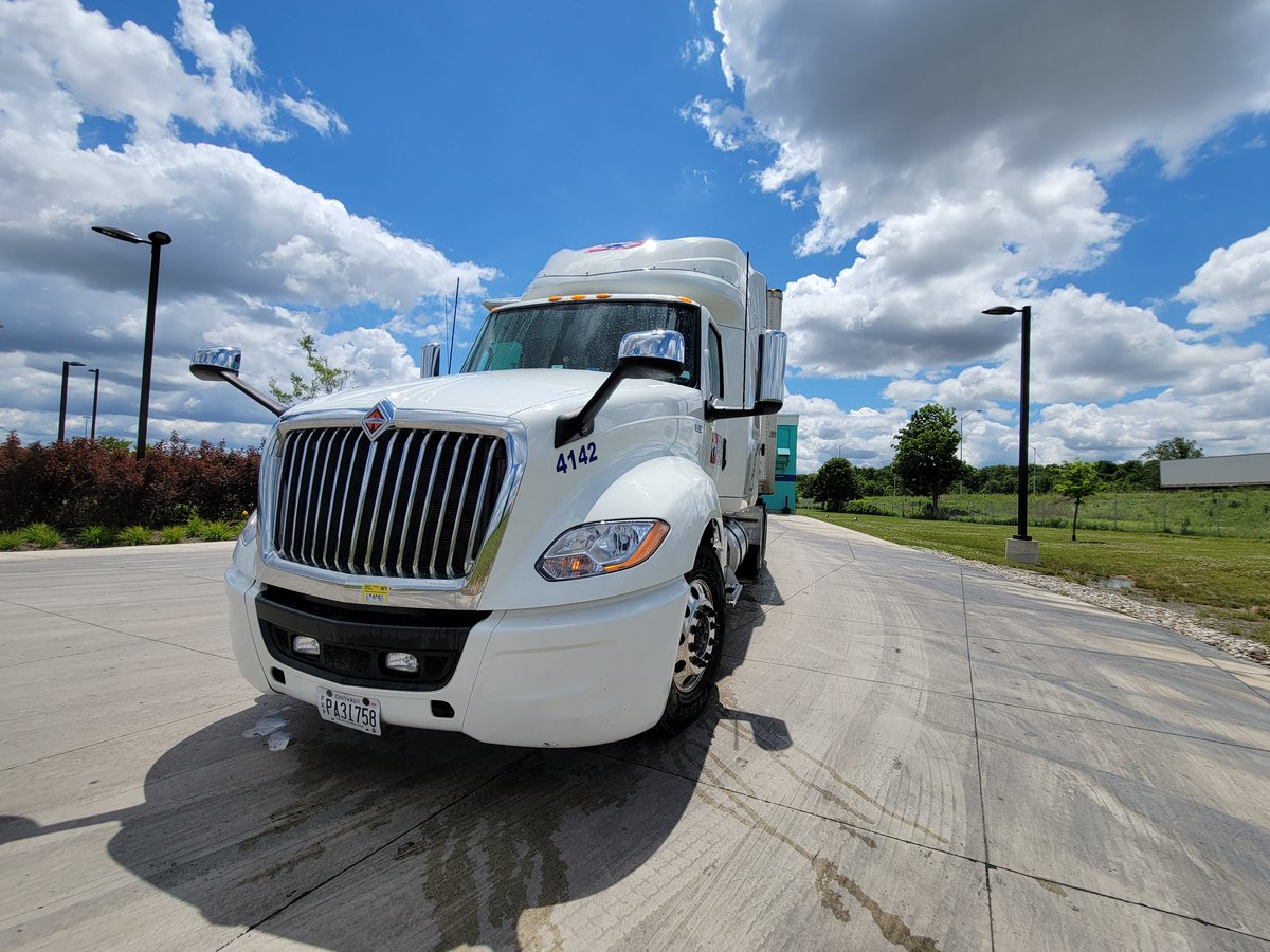 aperture_flash's tweet photo. Pegasus is finally squeaky clean again. Going to the #BlueBeacon truckwash is always a treat. https://t.co/gPMWR6UUCE