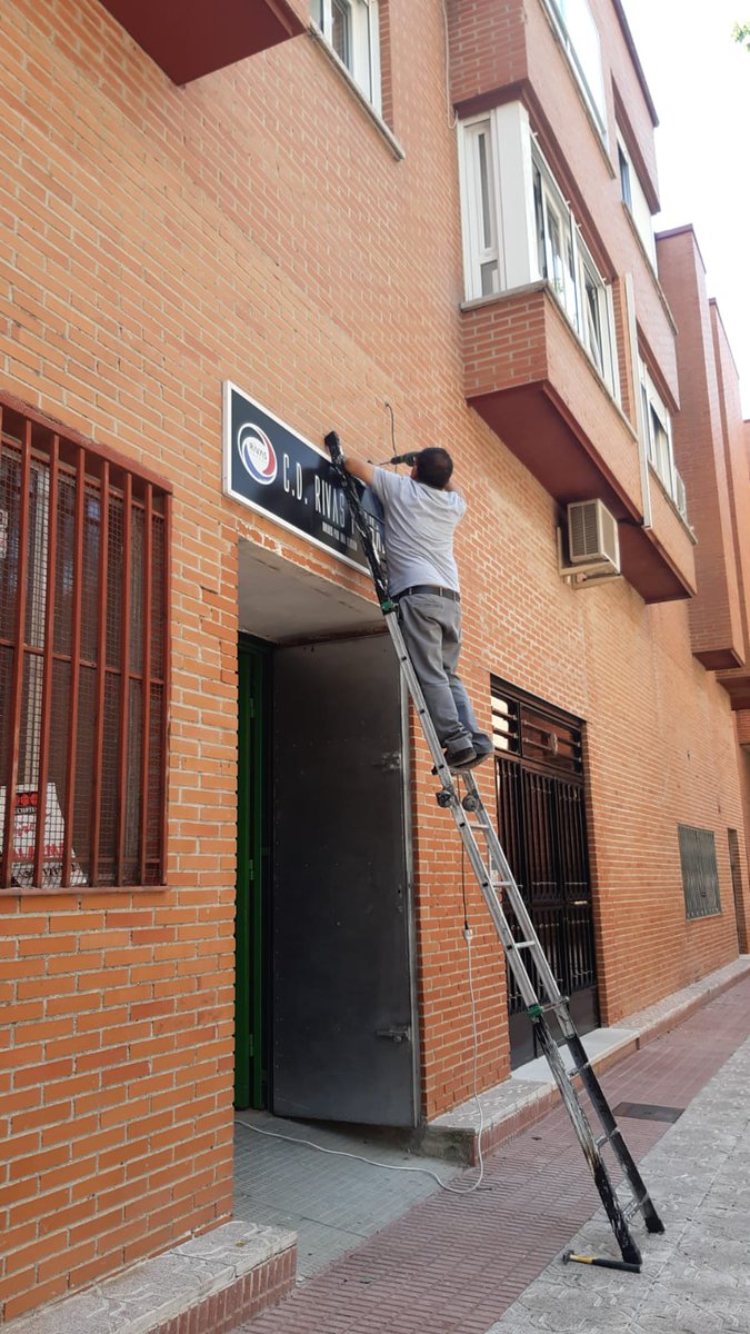cdrivasfutsal's tweet photo. 🛠️REFORMAS🛠️
Continúan los trabajos para poner a punto la sede del club en la Plaza de la Cañada Real, 3 🤍🖤
#RivasFutsal #GoRivas #UnidosPorUnaIlusión https://t.co/IlJguMj6Dn