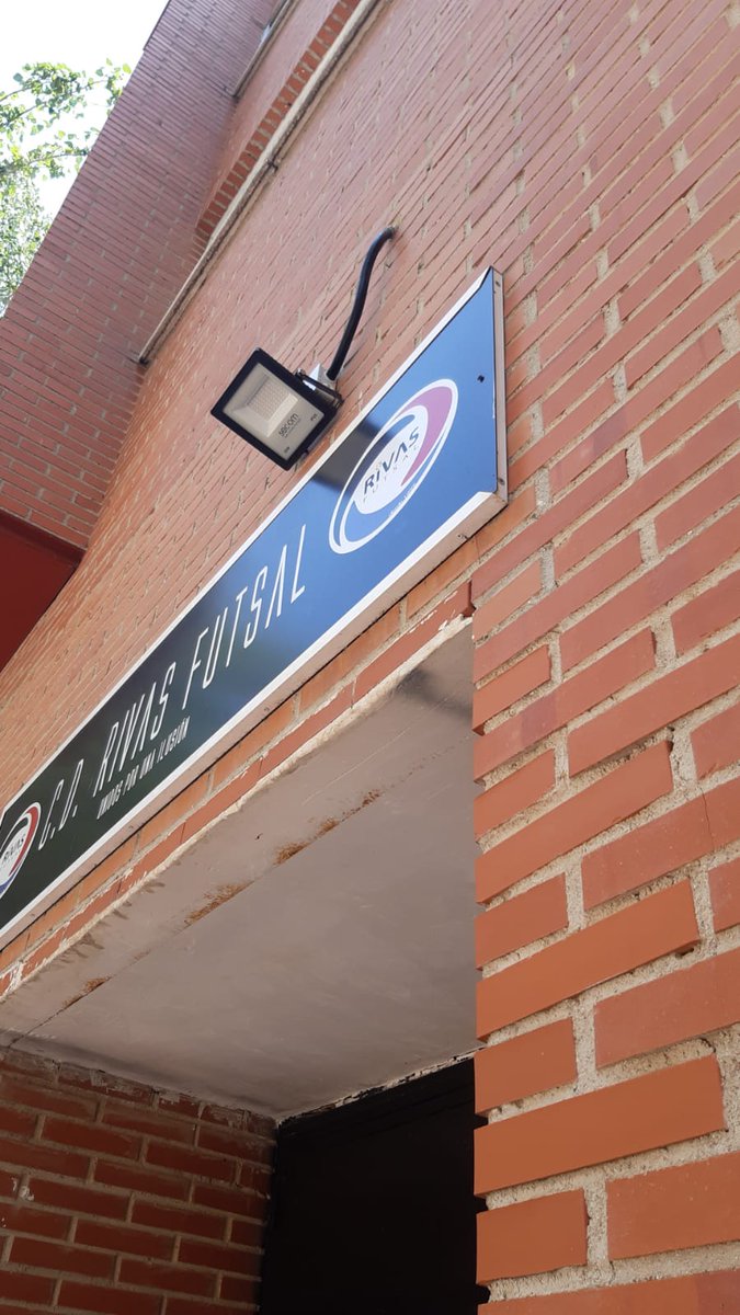 cdrivasfutsal's tweet photo. 🛠️REFORMAS🛠️
Continúan los trabajos para poner a punto la sede del club en la Plaza de la Cañada Real, 3 🤍🖤
#RivasFutsal #GoRivas #UnidosPorUnaIlusión https://t.co/IlJguMj6Dn