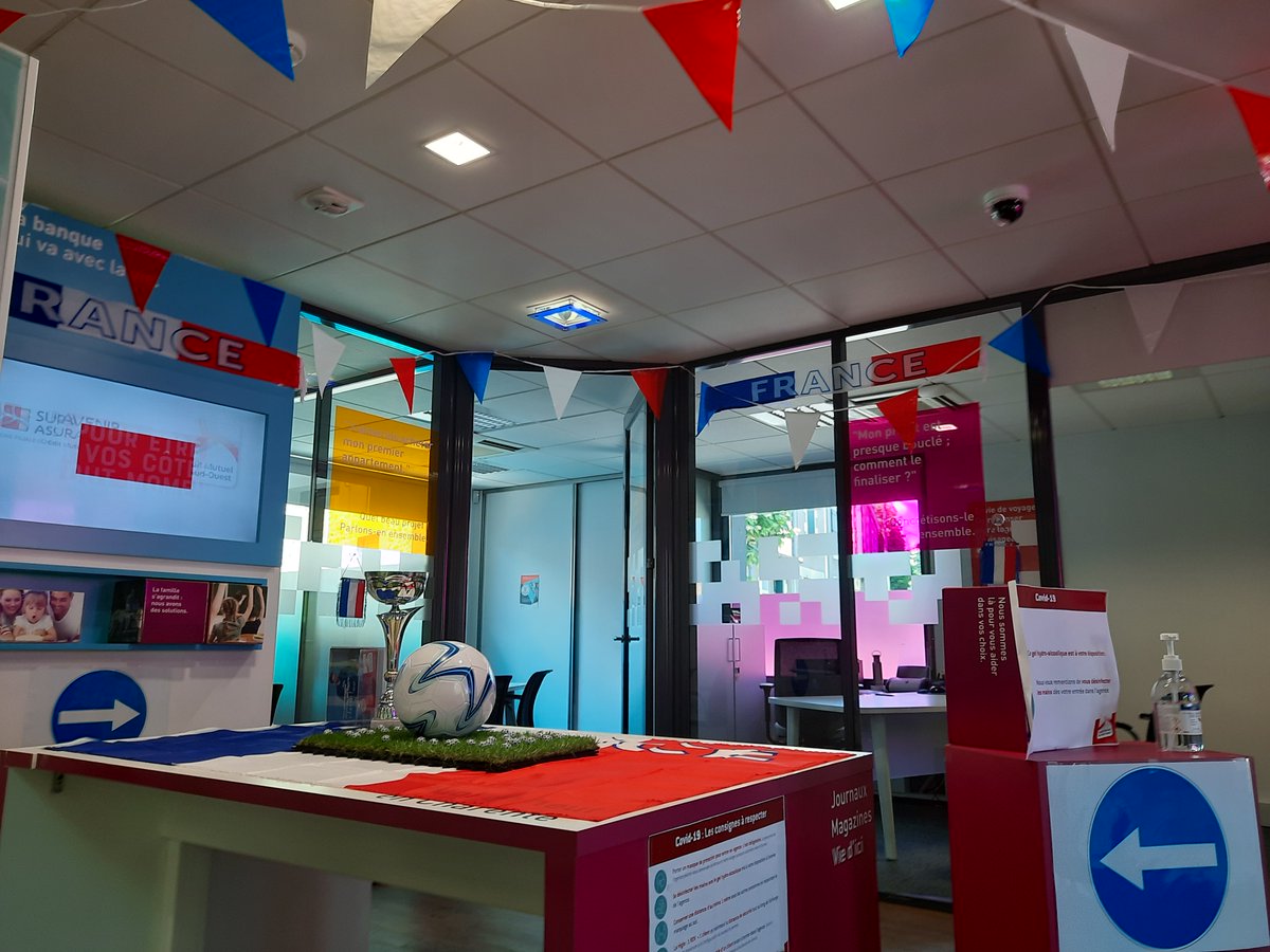 CmsoChabanais's tweet photo. La Team Chabanais @CMSudOuest ,@cmarkea s'est mise au couleur de #EURO2020 en soutient à #equipedefrance et vous présente son équipe :
Les titulaires : @simon_laprade, Gwenaëlle SOUQUET, Eric PINAUD, Béatrice AGARD, Laetitia TERRADE
Son remplaçant (Blessé): Philippe LAVAURE
#foot https://t.co/7m3W0sW8jr