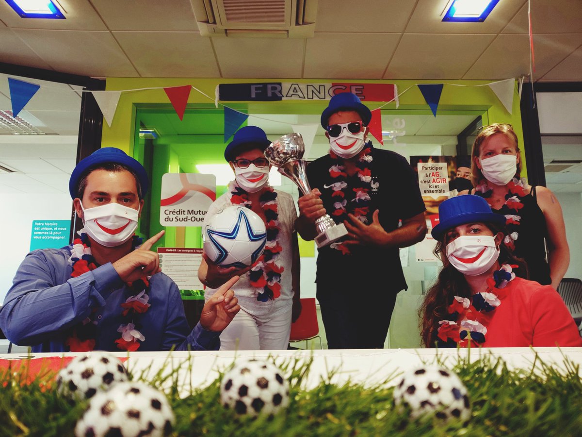 CmsoChabanais's tweet photo. La Team Chabanais @CMSudOuest ,@cmarkea s'est mise au couleur de #EURO2020 en soutient à #equipedefrance et vous présente son équipe :
Les titulaires : @simon_laprade, Gwenaëlle SOUQUET, Eric PINAUD, Béatrice AGARD, Laetitia TERRADE
Son remplaçant (Blessé): Philippe LAVAURE
#foot https://t.co/7m3W0sW8jr