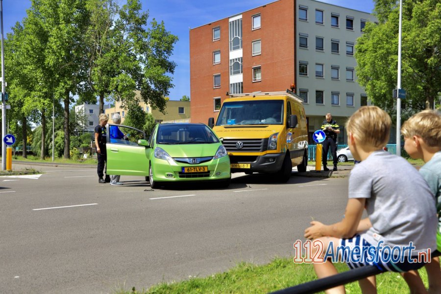 Bestelbus en personenauto met elkaar in botsing in de wijk Kattenbroek. 112Amersfoort.
