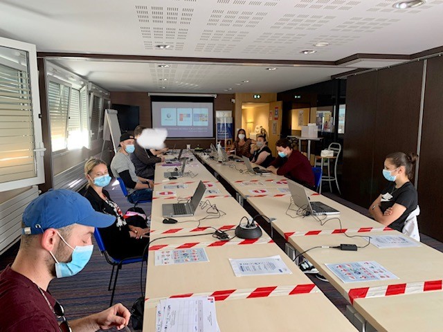 Dans le cadre du dispositif #1jeune1solution, les jeunes de la #MissionLocale ont participé à l'atelier "J'organise ma veille sur la formation"
👉 #1jeune1solution ⤵
1jeune1solution.gouv.fr
@poleemploi_HDF <a href="/Travail_Gouv/">Ministère du Travail et de l'Emploi</a> <a href="/mefstq/">Itinéraire Emploi</a>