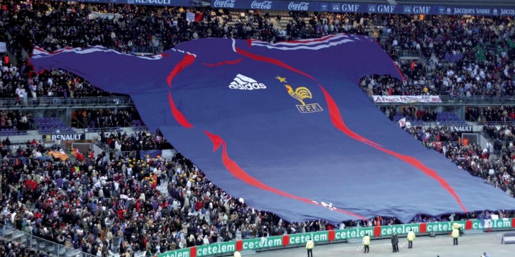 TOUJOURS LÀ POUR LE SPORT // Allez les bleus @fff! Souvenir de notre production gigantesque (2400m2) réalisée  en 98. Espérons que ça portera bonheur 🤞 #exhibitgroup #toujourslapourlesport #maillotfootgeant