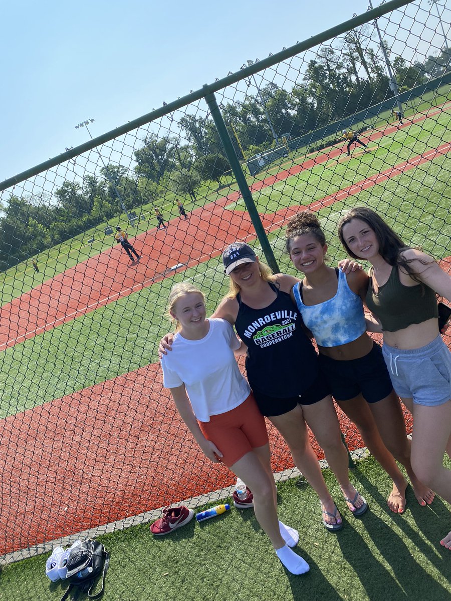 kunichmomof4's tweet photo. Braden has the best Fans at the Beach #baseballatthebeach #letsgo22 ⚾️☀️ https://t.co/DVCEcYlQts