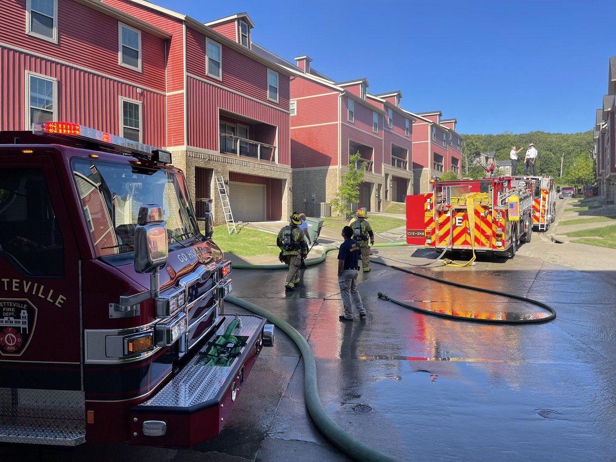 tavareskjones's tweet photo. #BREAKING UPDATE: The fire 🔥 appears to burned through three stories of the building here at the Village on Shiloh Rd. Townhomes. @KNWAFOX24 #NWANews https://t.co/XmIbHrDIzx