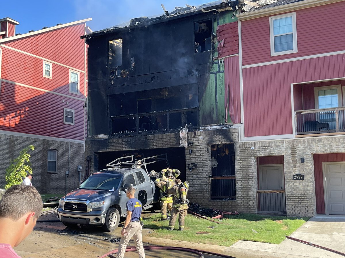 tavareskjones's tweet photo. #BREAKING UPDATE: The fire 🔥 appears to burned through three stories of the building here at the Village on Shiloh Rd. Townhomes. @KNWAFOX24 #NWANews https://t.co/XmIbHrDIzx
