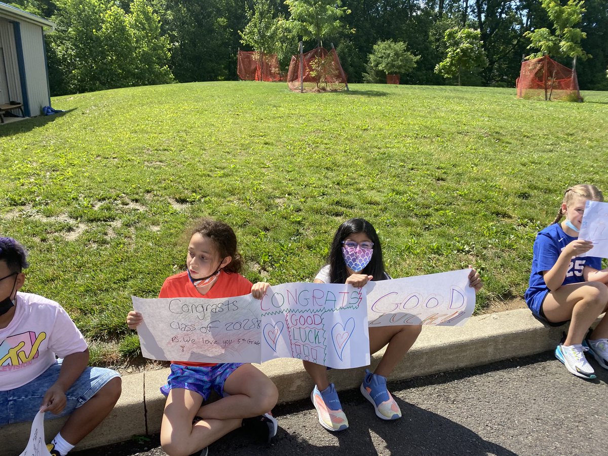 MSmithclass1's tweet photo. 5th grade parade ⁦@LMTSD_PRES⁩ https://t.co/7thoIOkLZ7