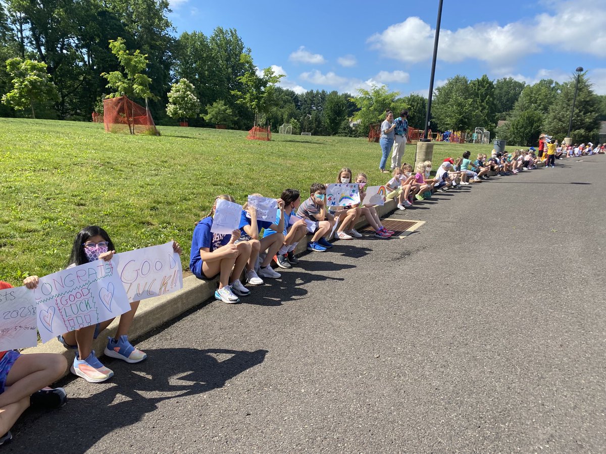 MSmithclass1's tweet photo. 5th grade parade ⁦@LMTSD_PRES⁩ https://t.co/7thoIOkLZ7
